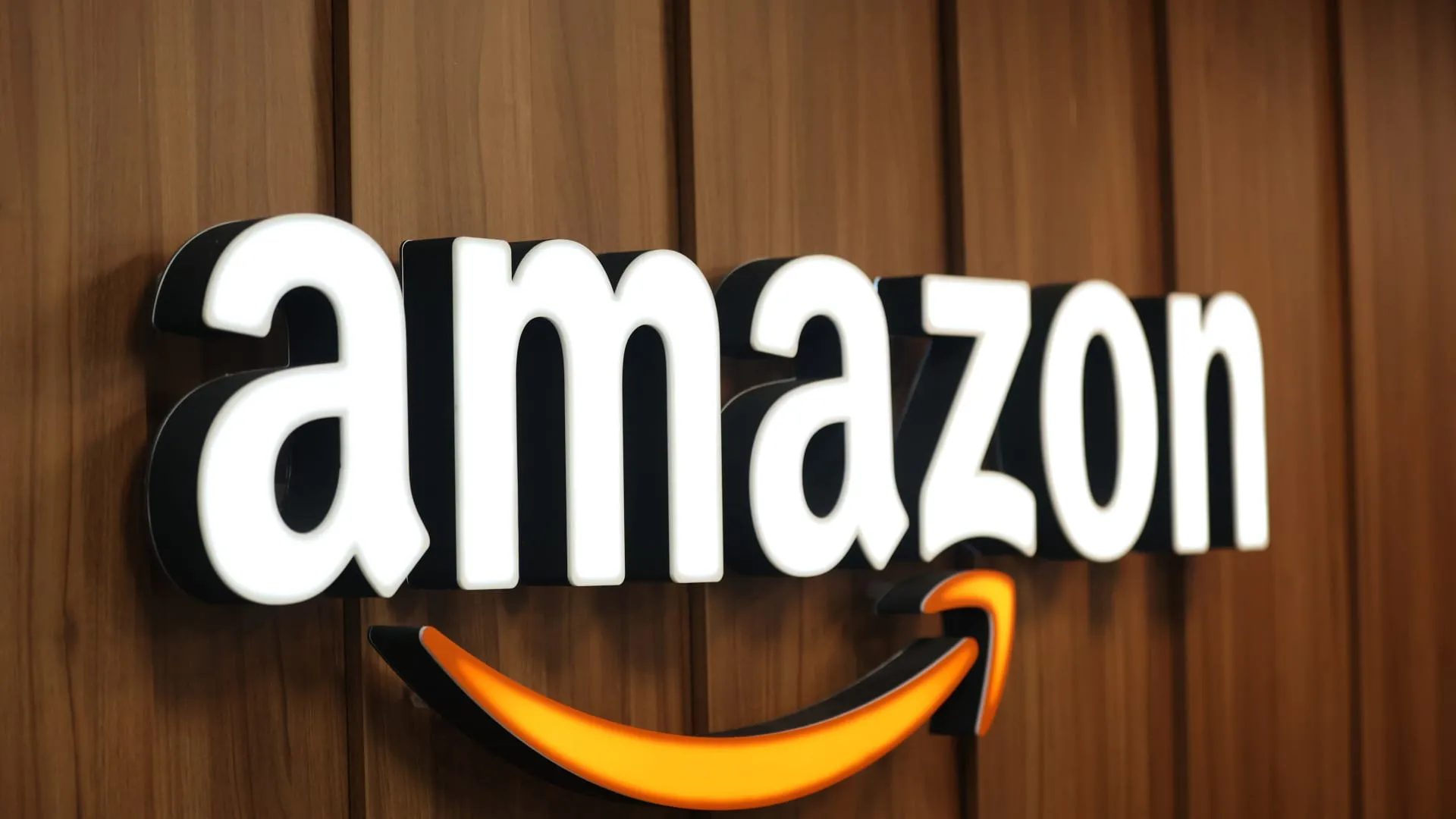 Amazon Stock Soars: Analysts Predict 19.55% Upside Potential!