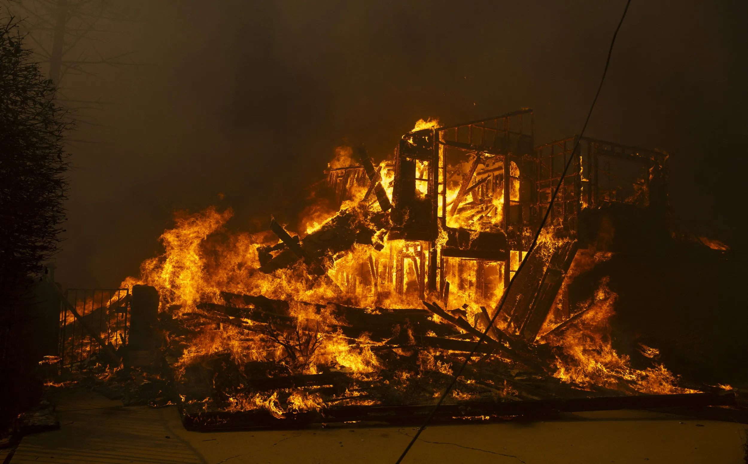 Inferno Unleashed: Mountain Fire Forces Thousands to Evacuate in Southern California