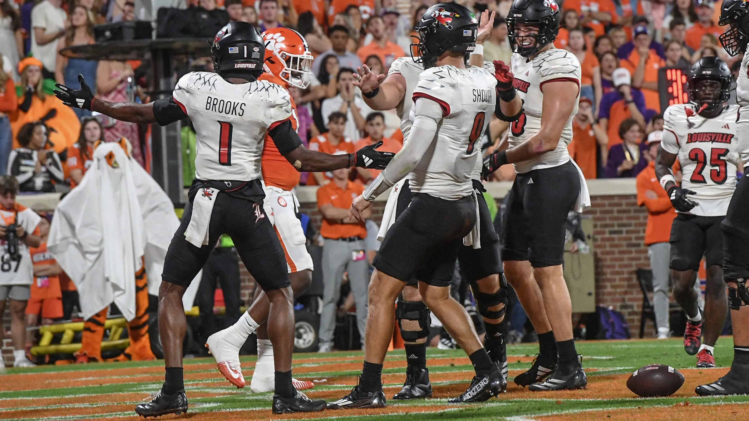 Louisville Shocks Clemson: Cardinals Claim Historic 33-21 Victory in Death Valley