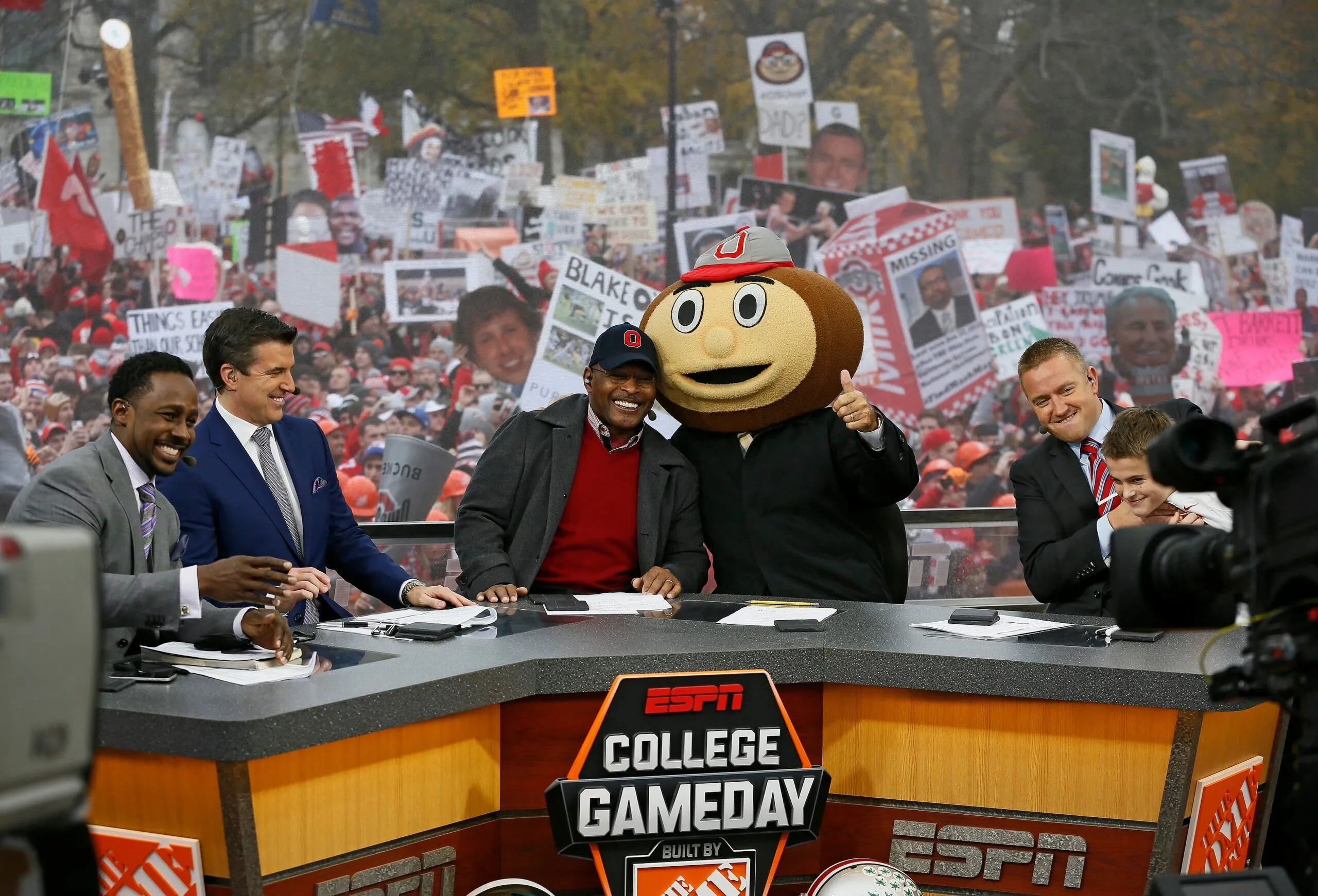 College GameDay: The Ultimate Showdown of Tradition and Triumph!