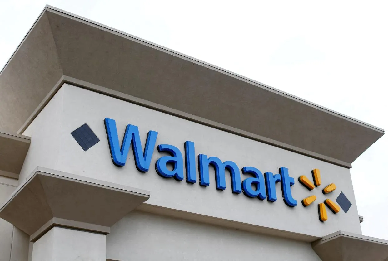 Last-Minute Shoppers Alert: Walmart Closes Early on Christmas Eve!