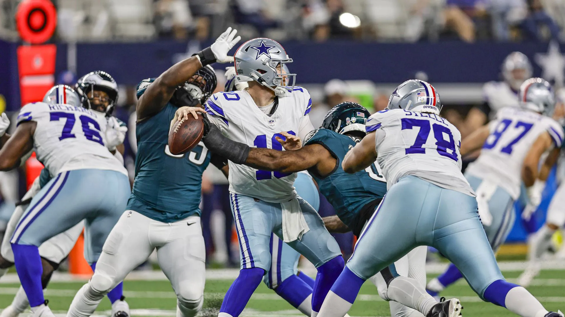Showdown Sunday: Cowboys Clash with Eagles for NFC East Glory!