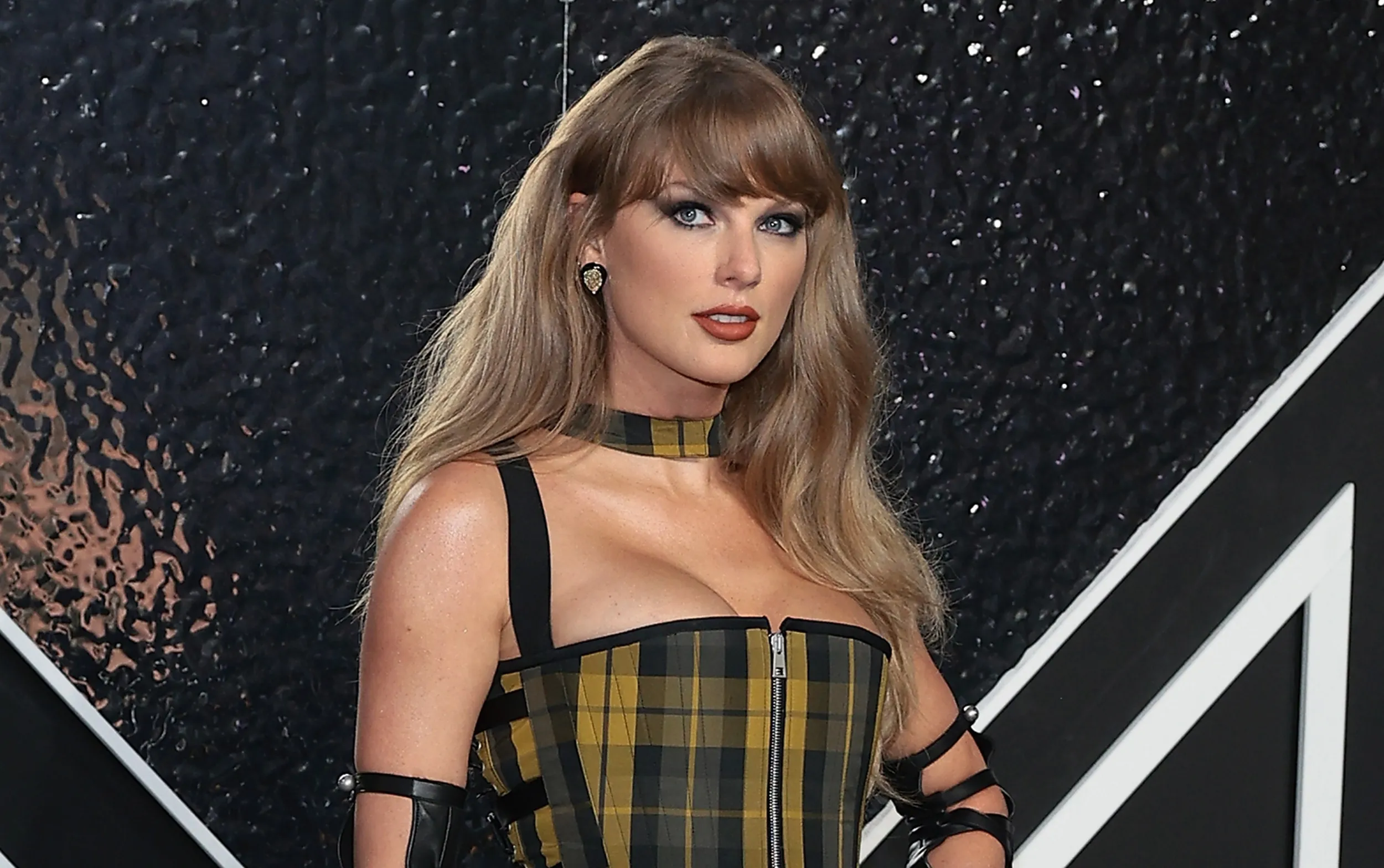Taylor Swift's Net Worth Soars to $1.6 Billion: The Richest Female Musician in History!