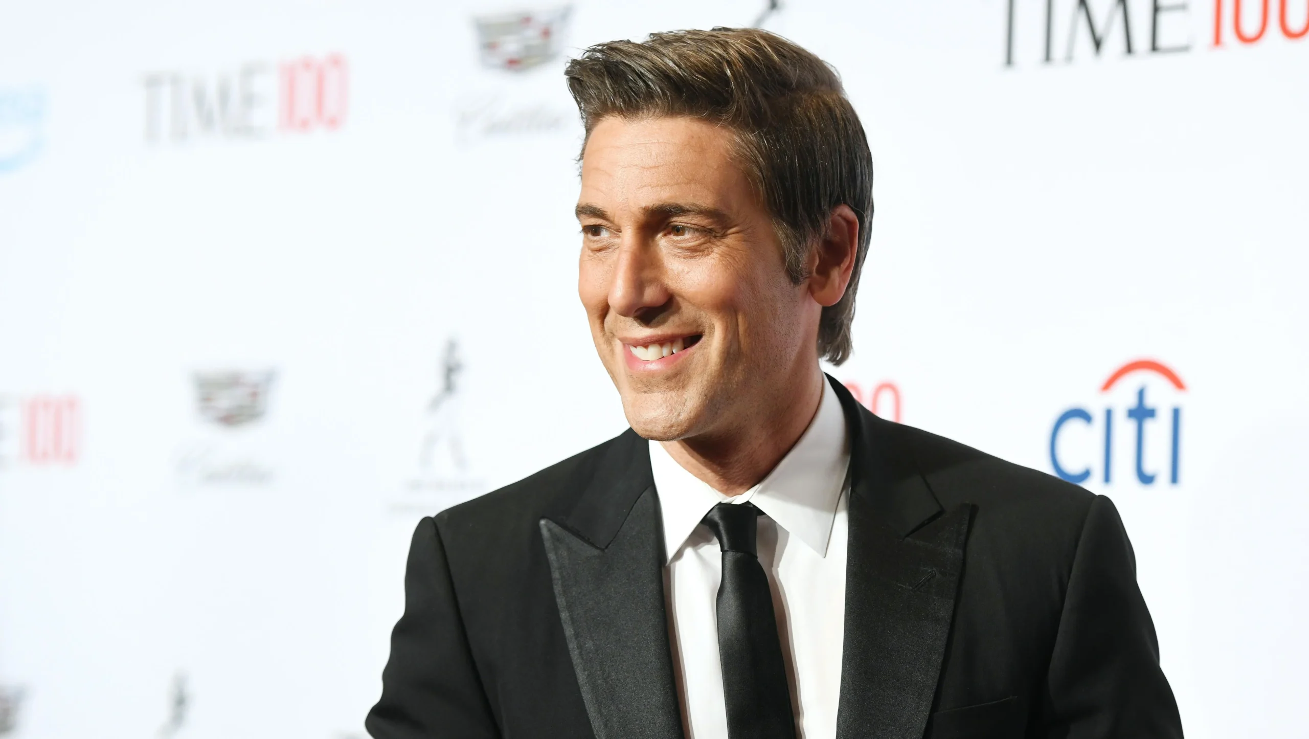 David Muir's 'Narcissistic' Fashion Choice Sparks Internet Fury!