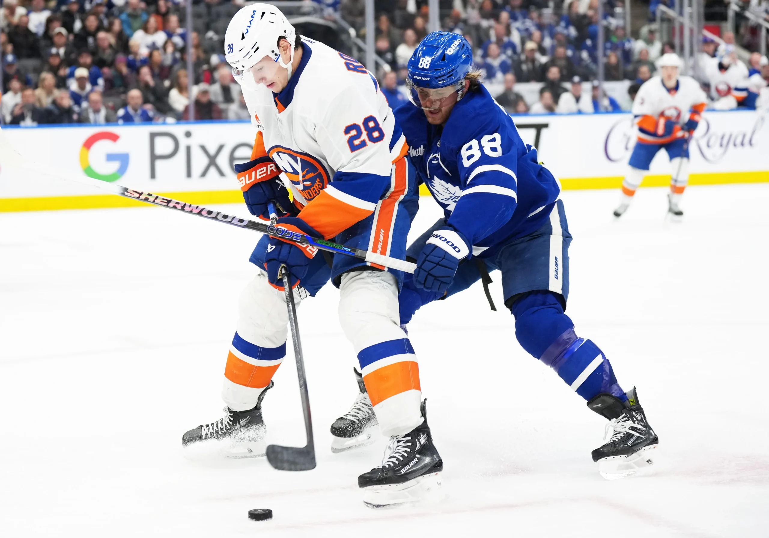 Maple Leafs Edge Islanders in Thrilling 2-1 Showdown!