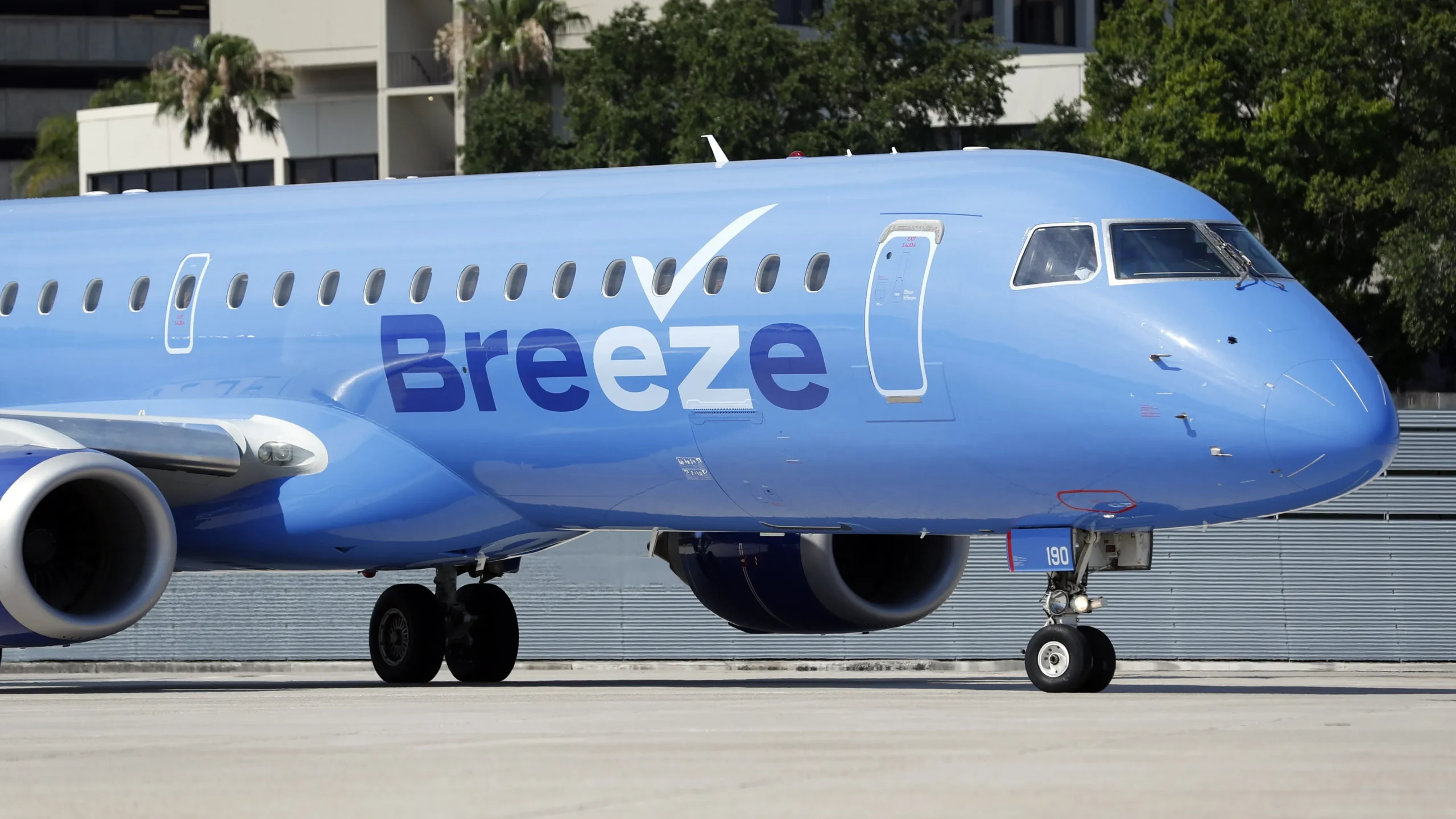 Breeze Airways Takes Flight: Discover the 'Seriously Nice™' Experience Now Available in Memphis!