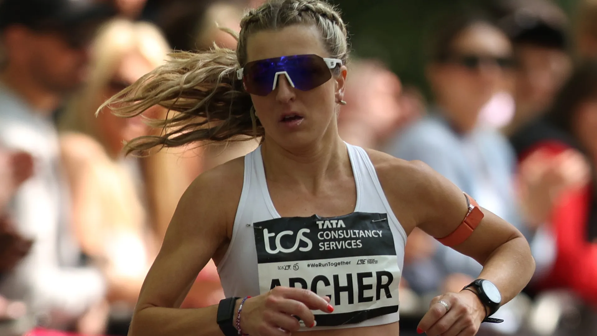 Holly Archer: The Rising Star Everyone's Talking About!